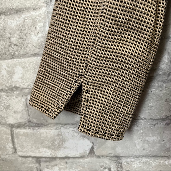 Carlisle Women's 10 Knit Blazer. Beige and Black. Hidden Snap Button Closure. - Picture 6 of 10